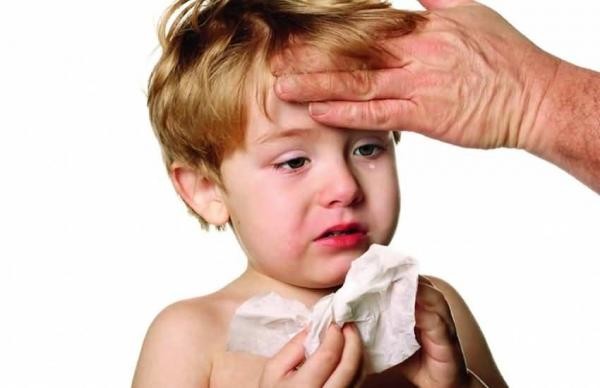 Слезоточивость и насморк - основные симптомы появления аллергии