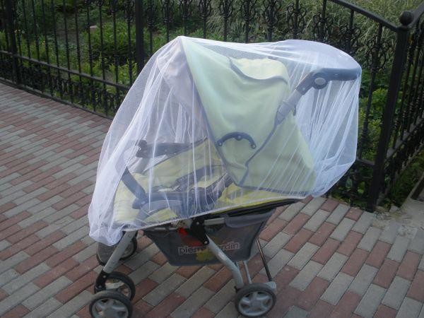 Во время прогулок с малышом надевайте на коляску специальную москитную сетку
